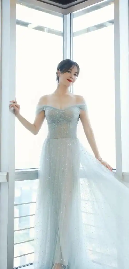 蓝色一字肩薄纱连衣裙,淡雅的蓝色素净质朴,不得不说左小青这身材比例