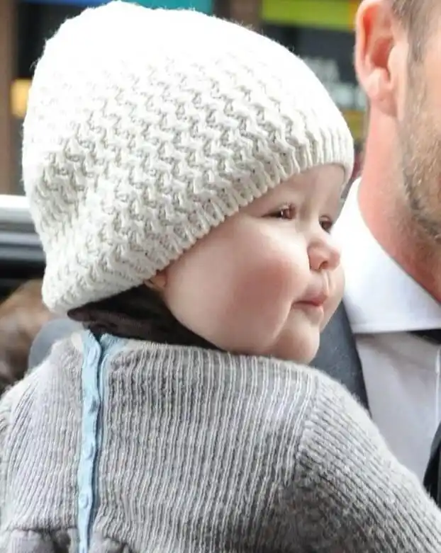 贝克汉姆爱女小七成名照!各种角度吐舌头萌到你心化