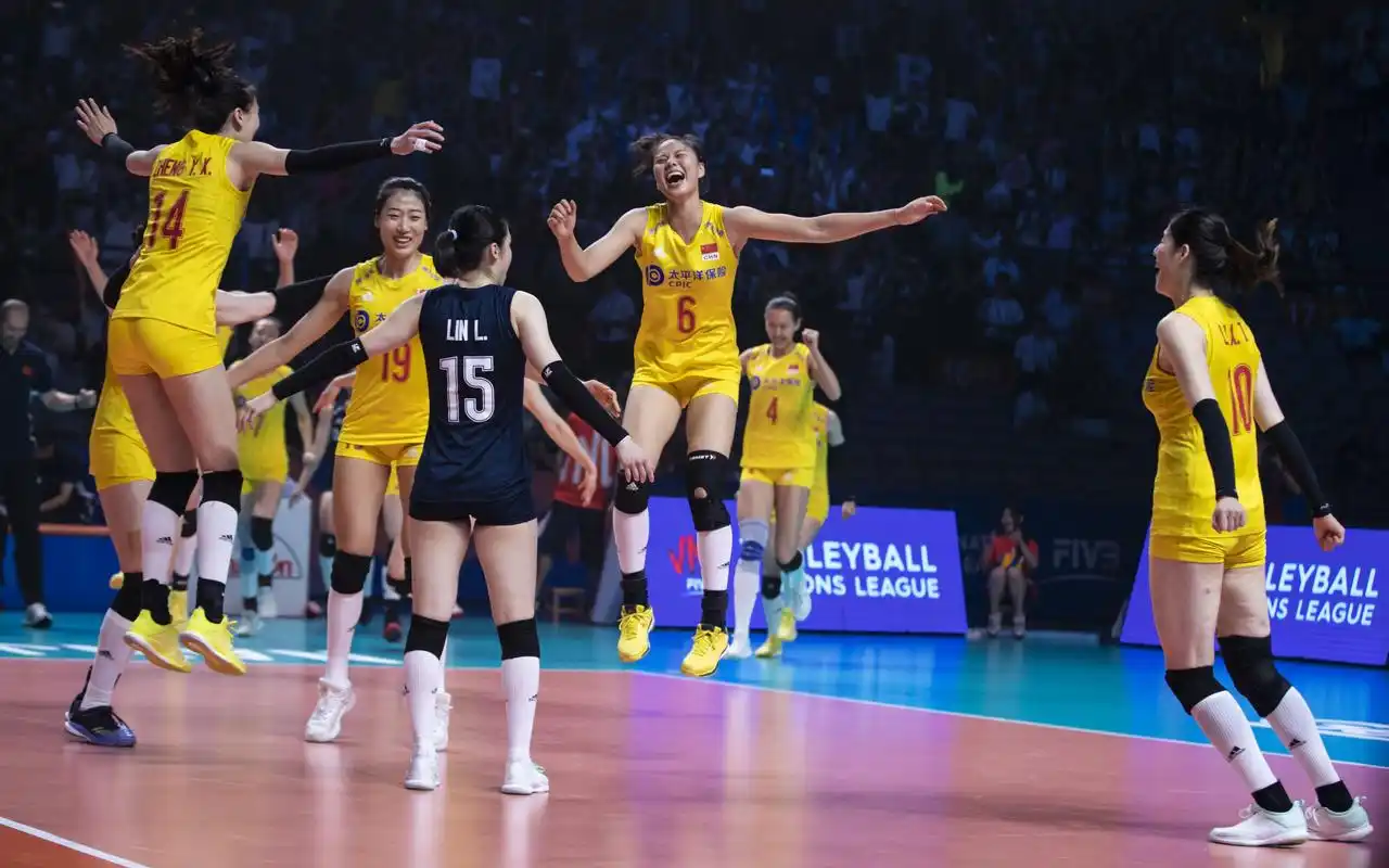 女排姑娘庆祝胜利.图/osports