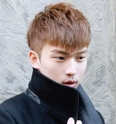 男生锅盖头两边短的 2017男士两边短的发型