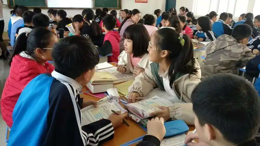 让美走进英语课堂–––临颍县樱桃郭学校初中英语组公开课进行中