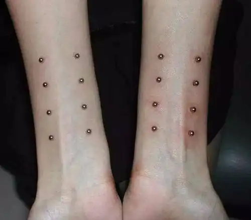 小野马泫雅打「锁骨钉」,人体埋钉了解一下?