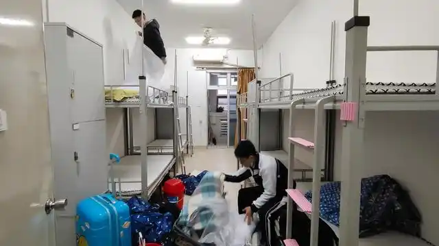 华侨城中学:行政人员全员迎接"动作三连"暖人心上午7:30,南山区华侨城