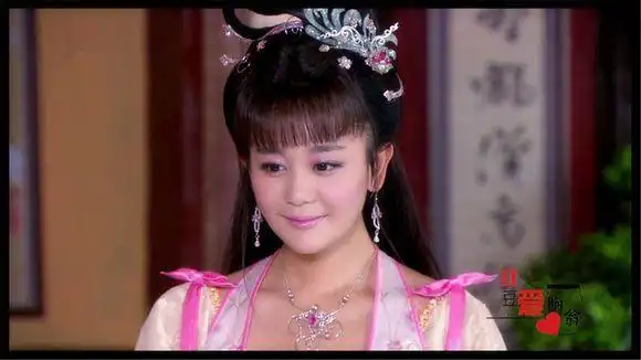 雪琼饰演者:郑亦桐出自:《剑侠》身份:千年雪蛟银黛妹妹,也是千年雪蛟