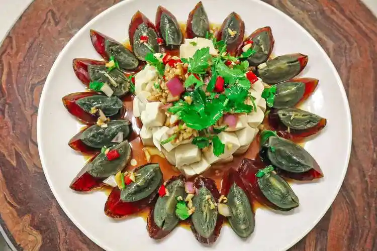 下酒菜怎么能少了凉拌皮蛋豆腐,口感软嫩又入味,上桌大家抢着吃