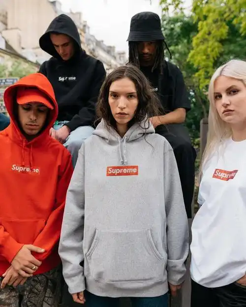 supreme在昨天发售了25周年的限定款,还是经典的box logo