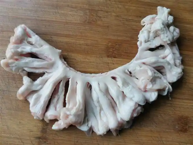 猪鸡冠油是附着在猪小肠的油,形似鸡冠,所以叫:鸡冠油,与鸡没有任何