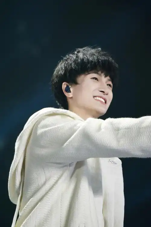 周深 雪花落下#周深 周深为青春爱情竞技成长电视剧《冰糖炖雪馈贩