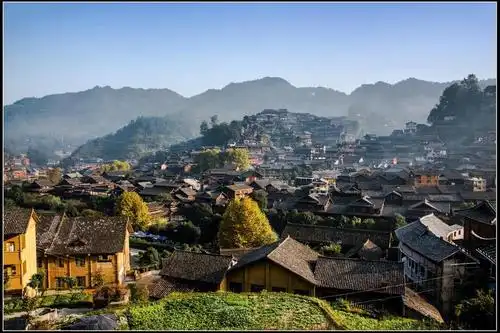 安全提示:苗人谷入口为一岩洞,洞高约50米,宽10米,宛若隘道.