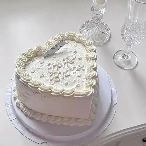 奶油白简约高级爱心韩式复古裱花蛋糕