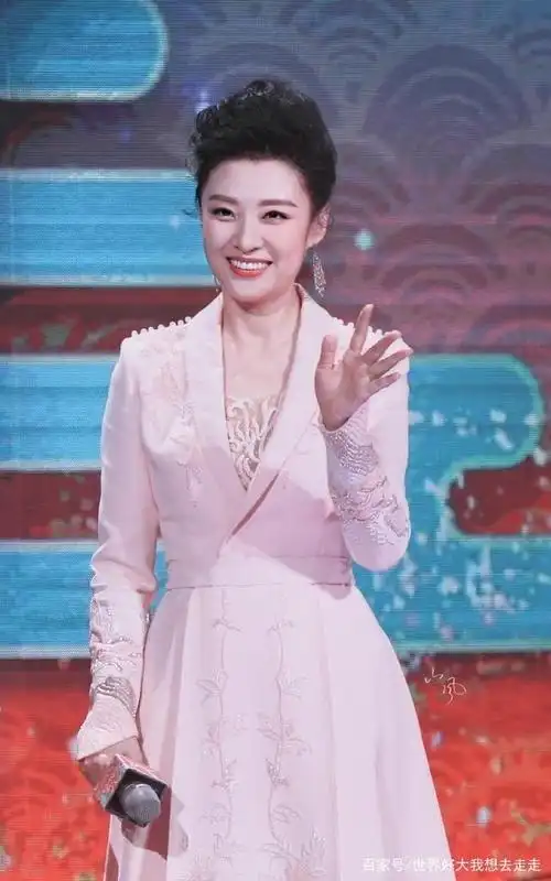 她是央视主持人连续16年主持央视春节联欢晚会,第四届金话筒金奖