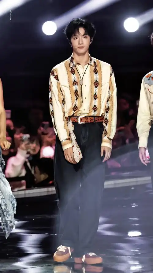 天猫双十一腿好长的宝宝0499@时代少年团-刘耀文#姐姐真漂亮