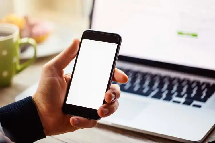 使用手机的商务人士高清图片