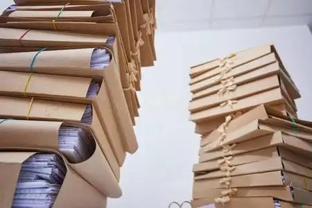 成堆的纸质文件在办公室的桌子上照片