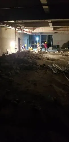 08月30日晚上加班拆除土建砌体及清理外运