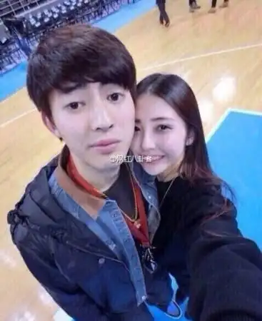 王思聪女宠豆得儿被曝与旧爱亲密照