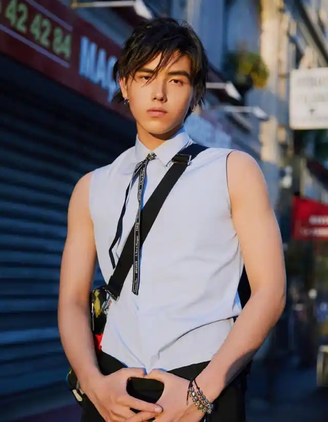 陈飞宇瘦了之后,看着就特养眼,这么凹造型老显身材了