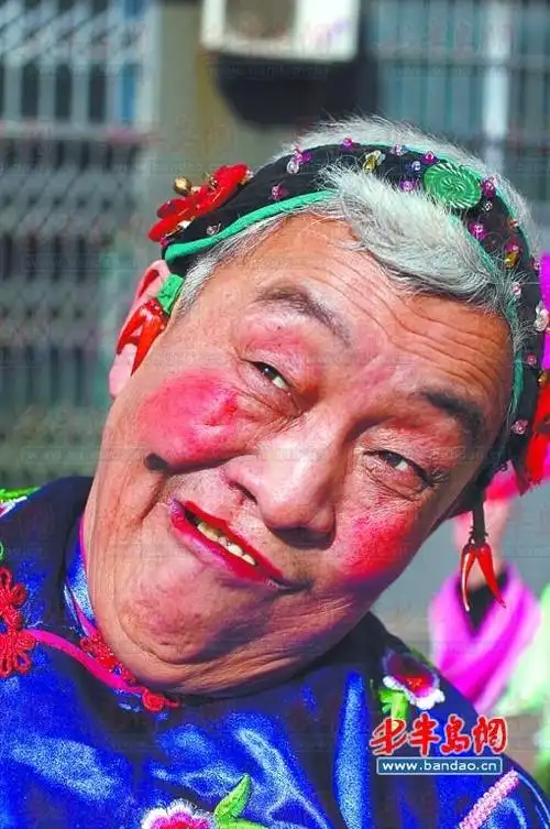 老大爷爱跳秧歌扮演媒婆丑样儿百出组图
