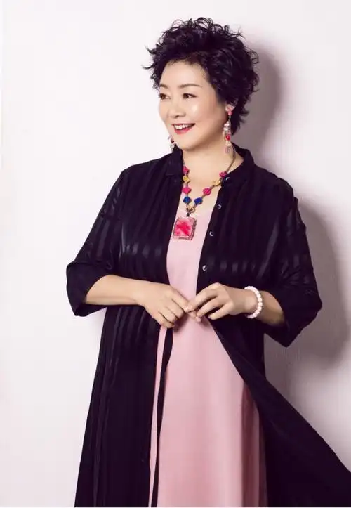 私下生活中的萨日娜可一点都不土虽然是68年的女人但仍挺美