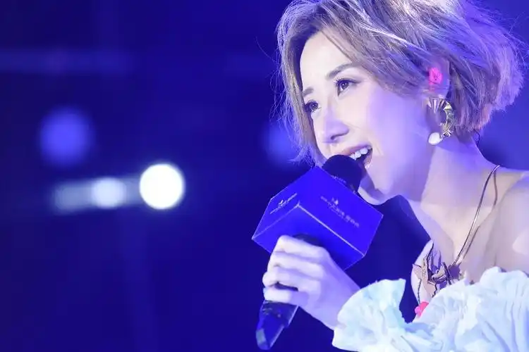 十里银滩维港湾示范区开放 歌后泳儿献礼"泳"唱山海间