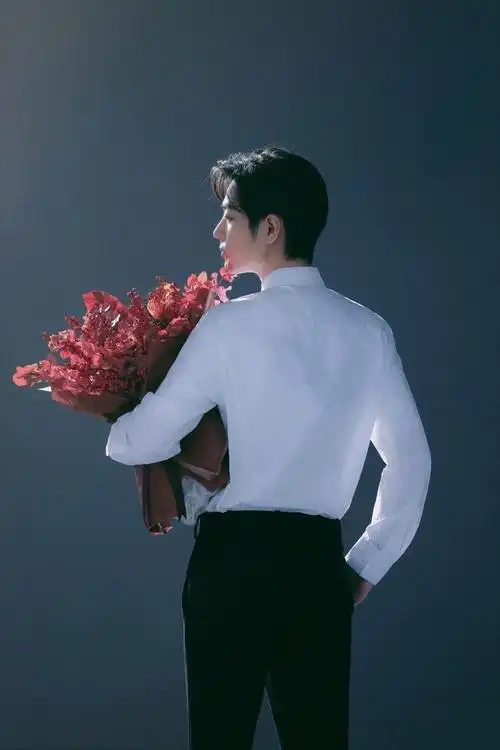 肖战# "背影",坚定又有力量 p1 顾魏杀青 p2品牌官宣 p3陈情令泰国