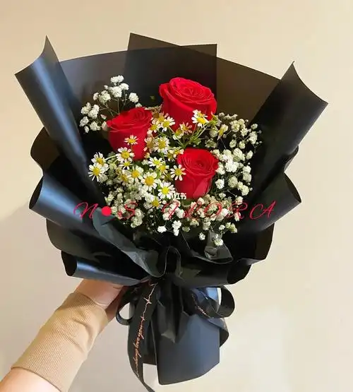 3朵红玫瑰混搭小花束