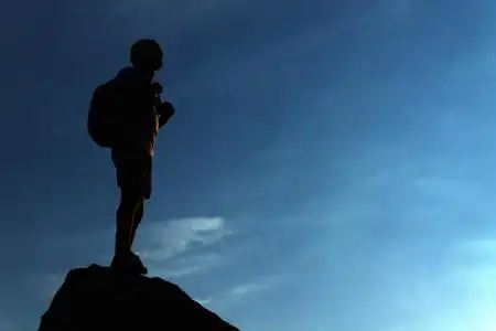 站在山顶上的寂寞男名徒步旅行者欢快的白种人的肖像20s 男人和女人穿