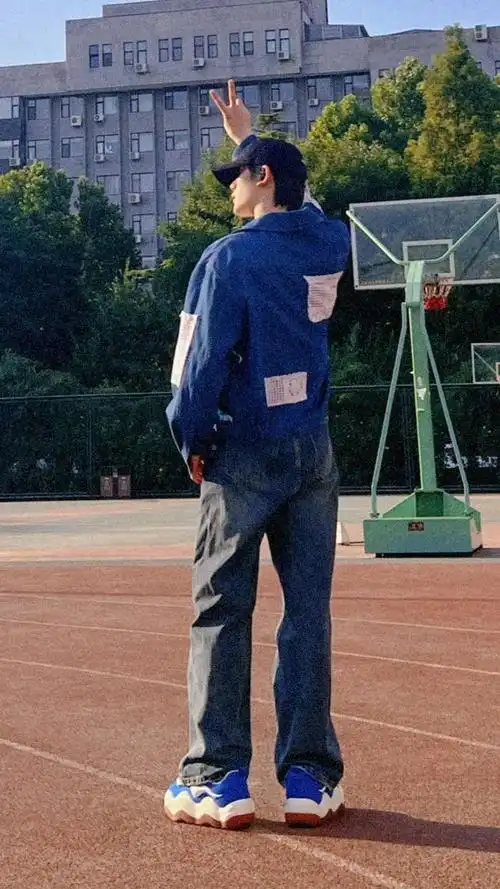 丁程鑫穿北电校服自拍 考完试的期末侠来了……|丁程鑫|北电_新浪新闻