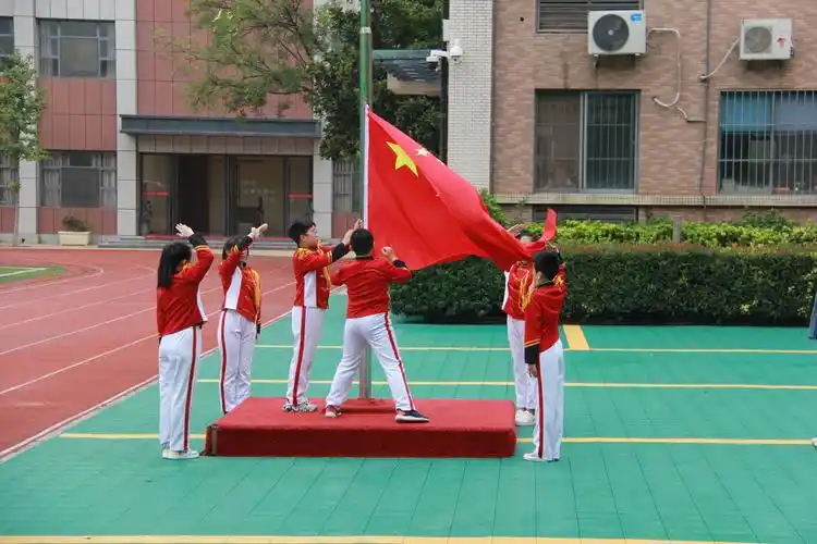 小学生升国旗