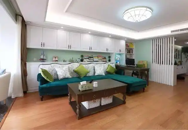 为了多点收纳他在客厅沙发后面打了一排柜子好看又实用