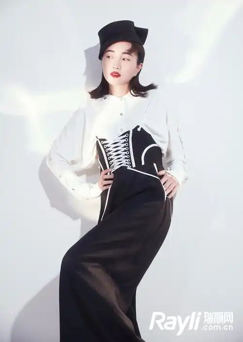 包文婧最新时尚大片曝光 演绎不同风格展多变魅力