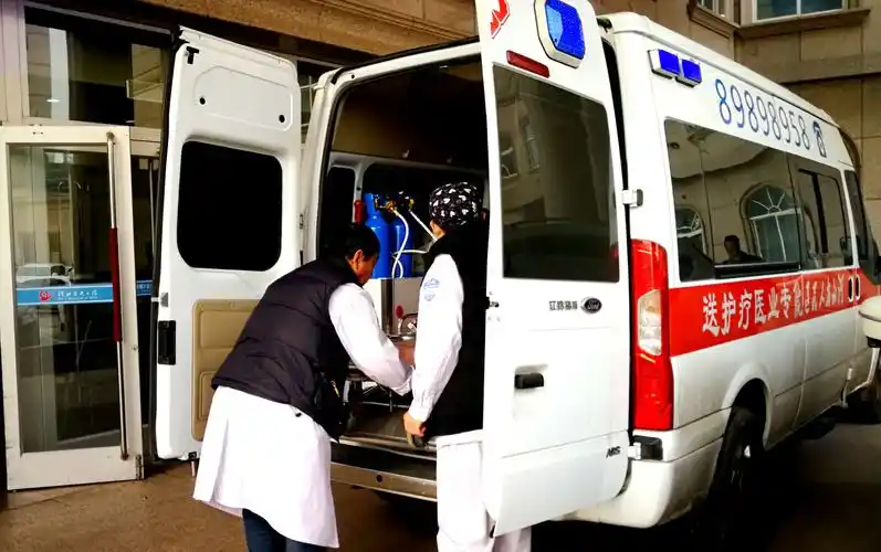 河北省人民医院急诊救护车和医护人员春节前后两次免费接西柏坡危重