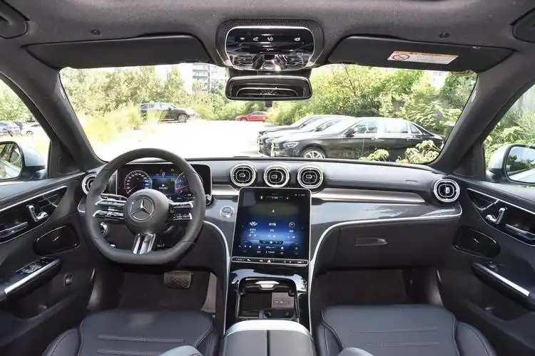 体验2022款全新奔驰c级,7.7秒破百,外观大气档次足,家用挺适合