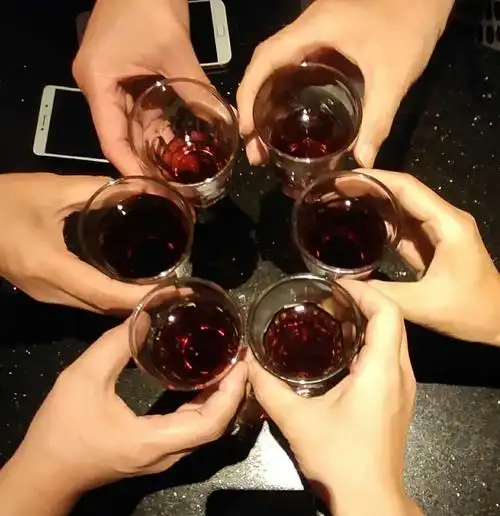 朋友们!请让我们干一杯!