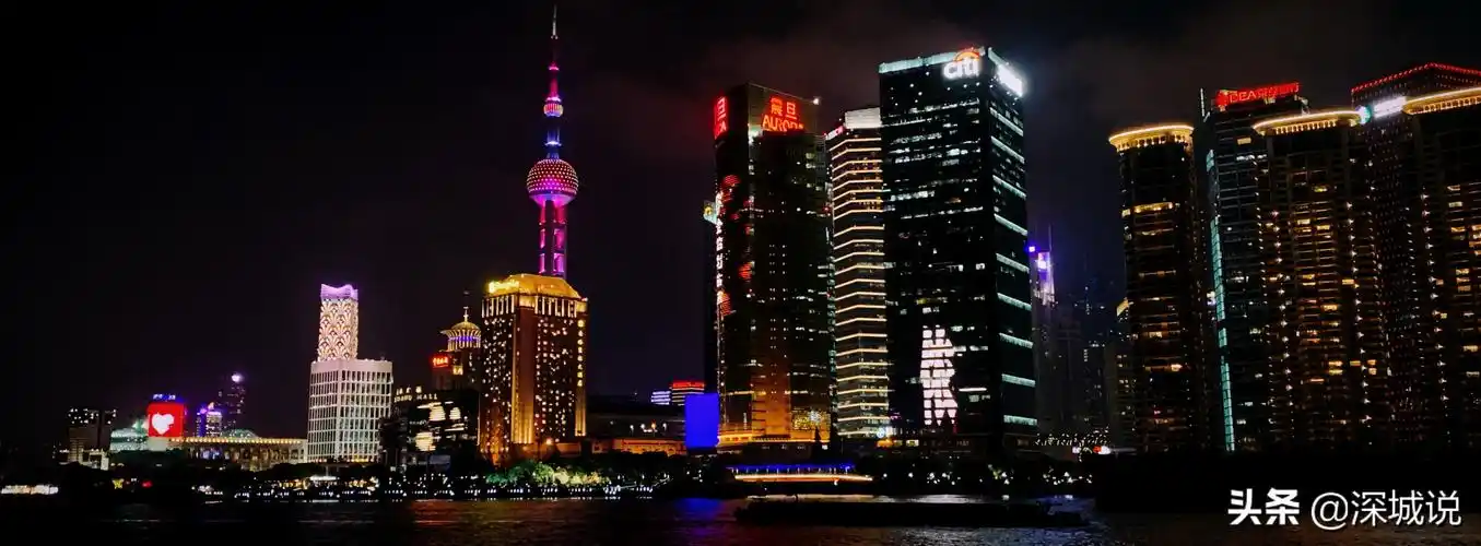 中国上海,摄影师用手机拍摄上海外滩夜景,图为浦东建筑群十分现代气派