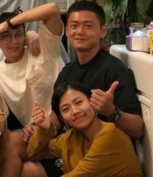 张振朗和女友亲密合照,大方放闪,自言不开心被指像张智霖