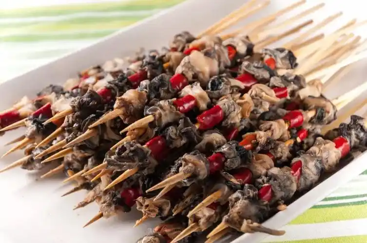 烤螺蛳了解一下? 烧烤圈的螺蛳,有两种烤法. ▲烤螺蛳.