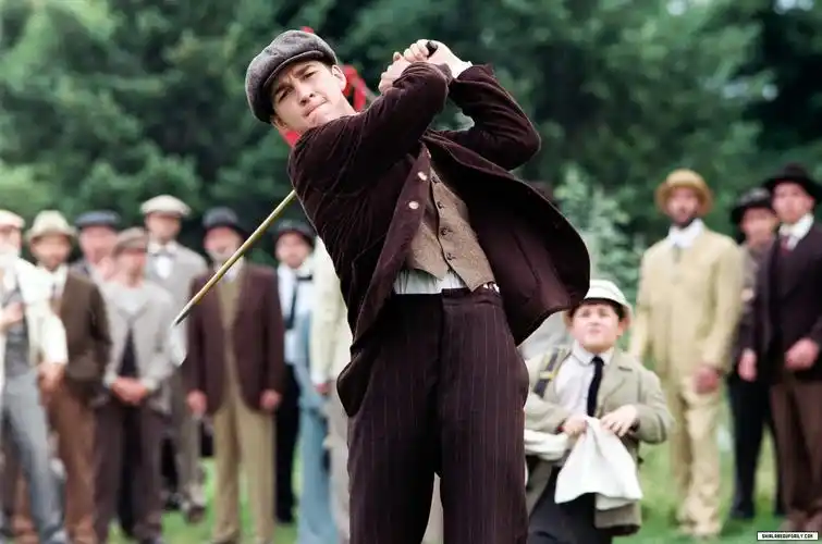 该片讲述了平民少年弗朗西斯·奥密特从球童渐渐成长为一名出色的业余