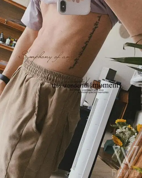 侧腰英文纹身