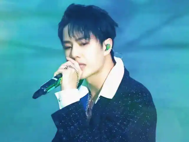 4个方位都喊王一博主持人尴尬串场乐华演唱会侧面认证顶流