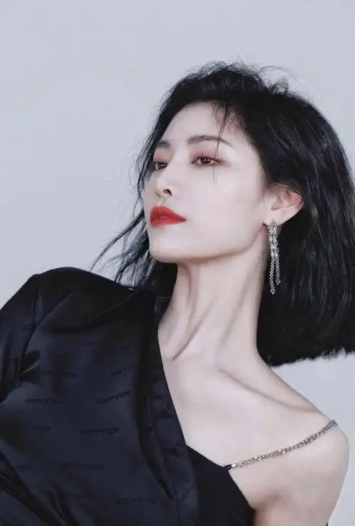 许佳琪黑裙造型酷飒风写真释出短发红唇性感魅惑