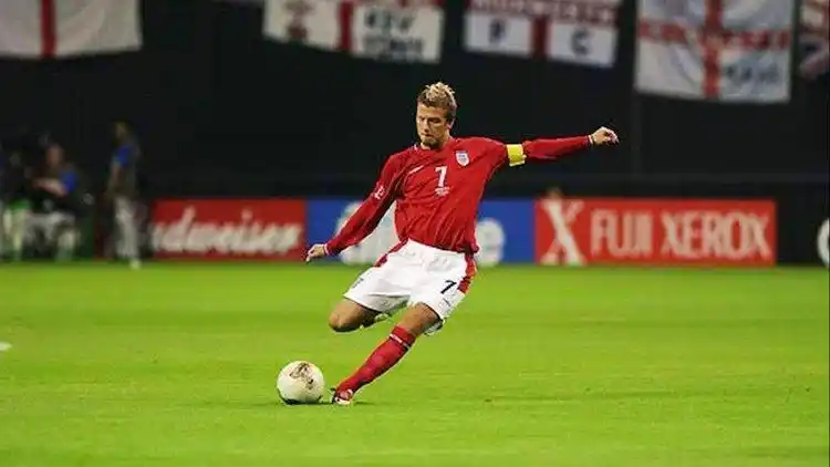 贝克汉姆射门有多准?半场吊射上演天外飞仙破门,像导弹一样精准