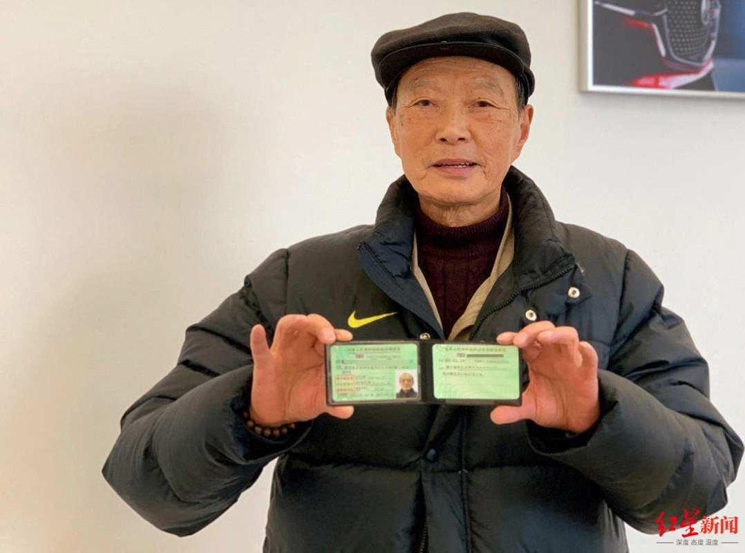 81岁老人成功申领驾驶证科目二三都一次满分过打算安全行驶20万公里
