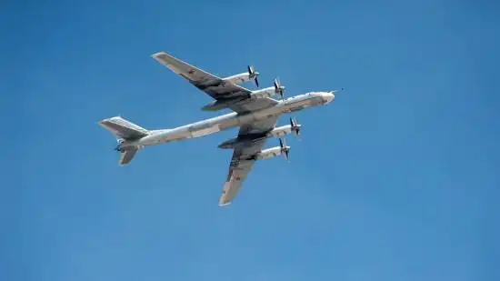 俄罗斯图-95ms远程战略轰炸机遭日本战机伴飞