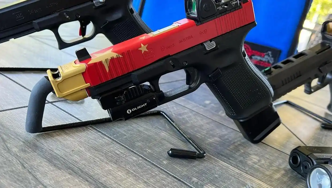 中国红涂装glock 19.一个留学生朋友在美国买了一把格洛 - 抖音