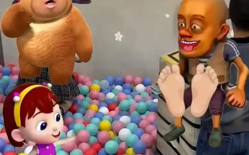 光头强给贝利亚闻闻他的臭脚丫