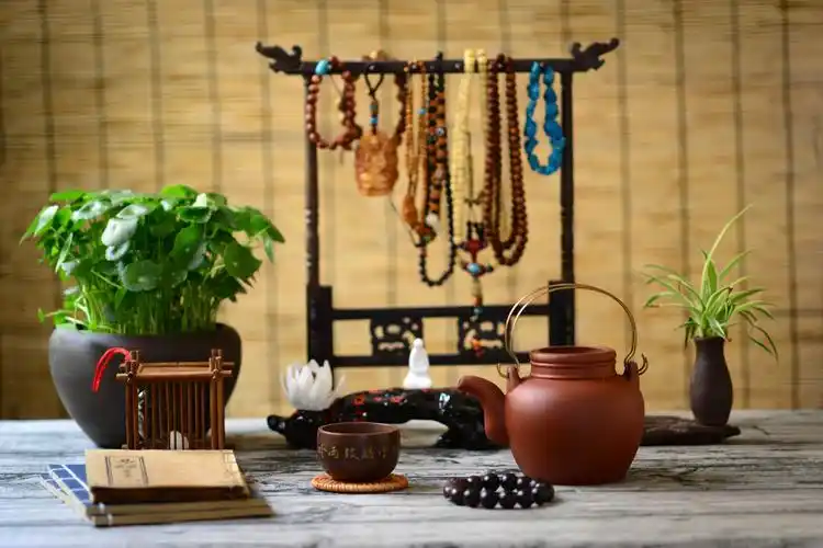 茶醉之人在茶韵里愈加显得飘逸而脱俗;书能醒人,人在书香里愈加显得