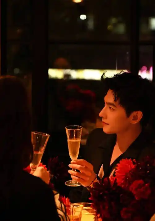 杨洋的华伦天奴西装穿搭有何亮点,竟成晚宴焦点?_来宾_品牌_未来