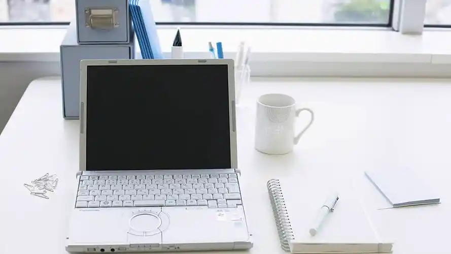 办公室书桌笔记本电脑ppt背景图