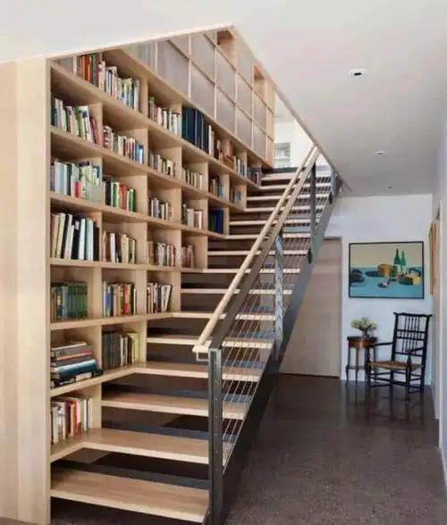 通向楼梯的侧墙,做了一面墙的书架11.10